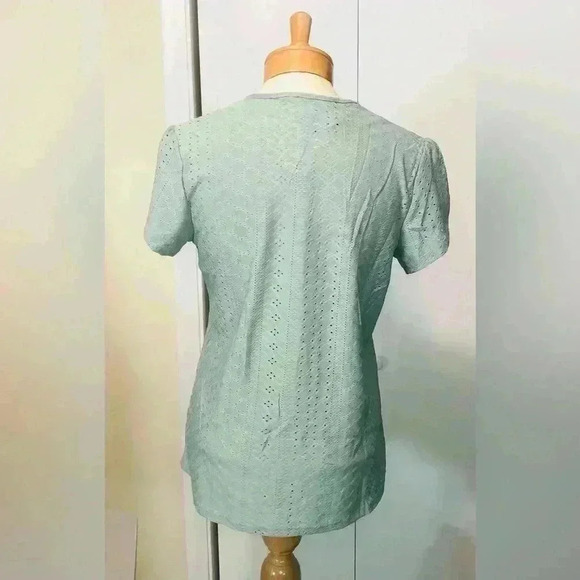 Sage green short sleeve embroidered contrast tan VNeck textured top size medium - Picture 7 of 12